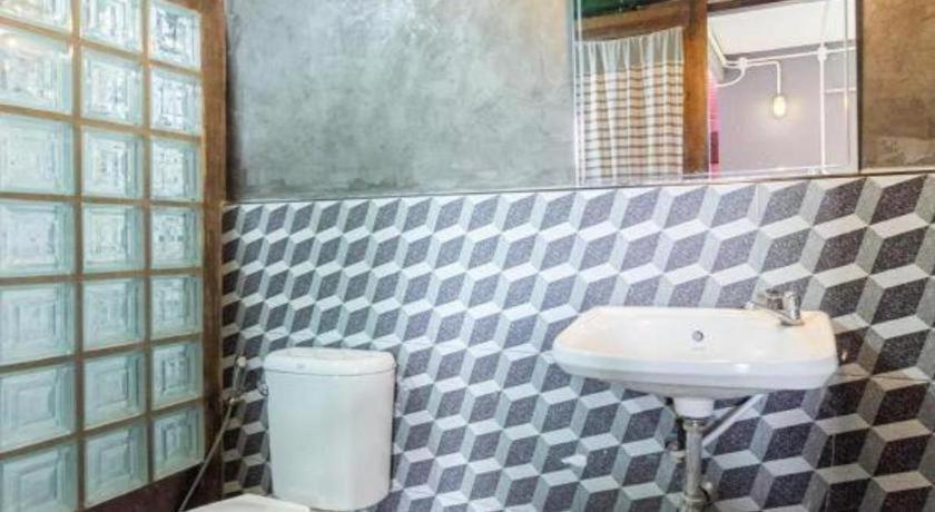 Hotel Oyo 999 Baan Pak Rom Ruen HHQ Esterno foto